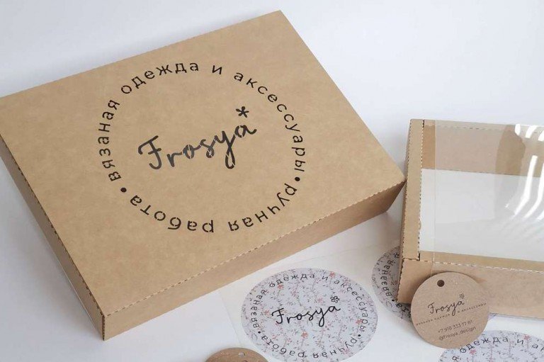 Слайд упаковка с вырезом логотипа и с прозрачным окошком для мастерской изделий ручной работы Frosya

